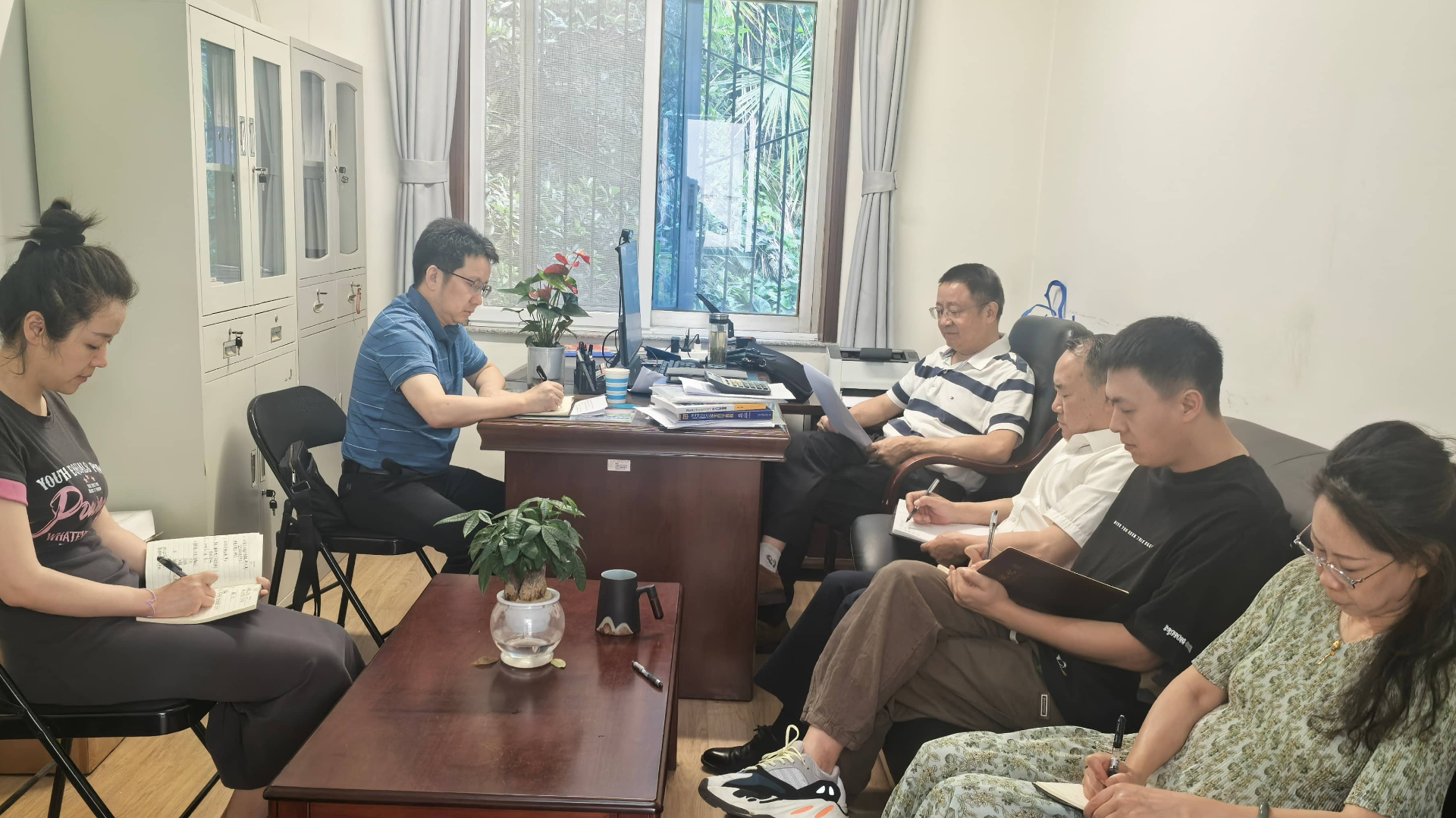 四川省高校后勤协会党支部召开专题学习会